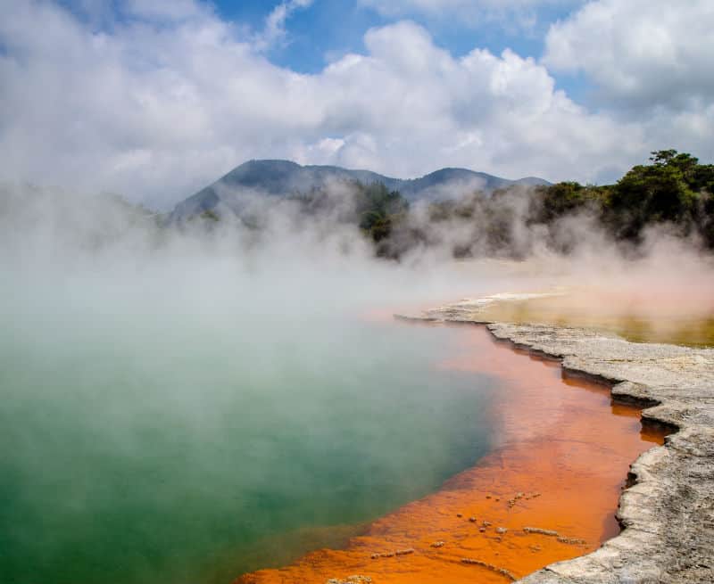 boiling-champagne-pool-eruption-new-zealand north island