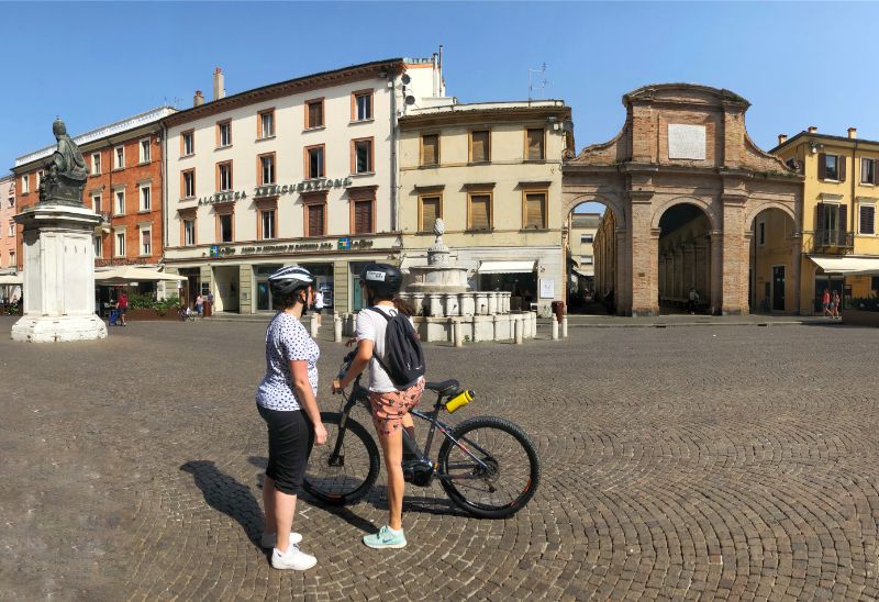 e-bike tour in the piazza in rimini italy